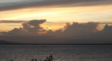 Gölde gün batımı