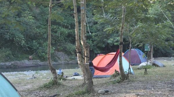Bela Paisagem Matinal Com Barraca Acampamento Rio Nascer Sol — Fotografia de Stock
