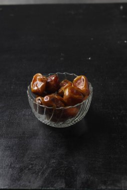 Siyah arkaplanda izole edilmiş kurutulmuş tarih kasesi