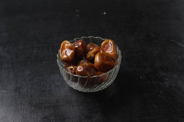 Siyah arkaplanda izole edilmiş kurutulmuş tarih kasesi