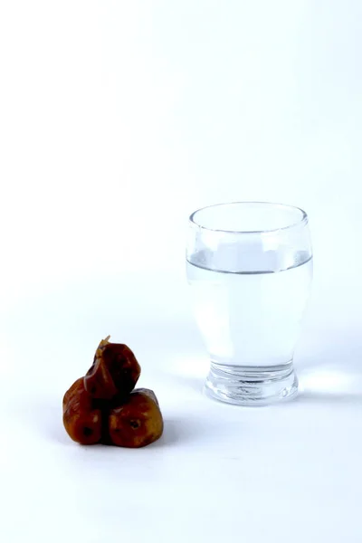 Datum Och Ett Glas Vatten Isolerad Vit Bakgrund — Stockfoto