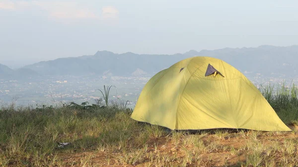 Camping Σκηνή Ένα Λόφο Βουνά Στο Παρασκήνιο Πρωί — Φωτογραφία Αρχείου