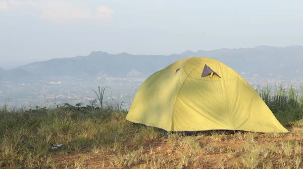 早上在背山的山上搭起帐篷 — 图库照片