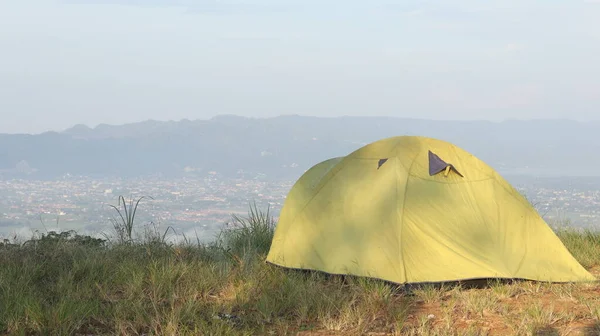 午前中に山のある丘の上にテントをキャンプ — ストック写真