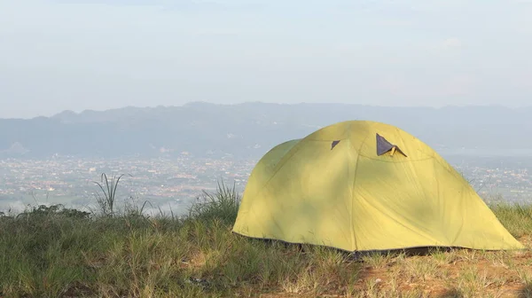 早上在背山的山上搭起帐篷 — 图库照片