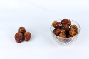 Beyaz arkaplanda izole edilmiş lezzetli kuru tarihler yığını