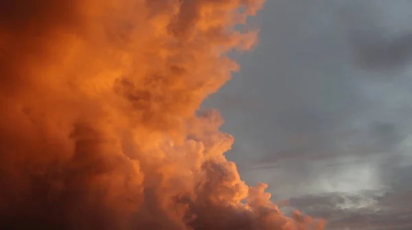 夕暮れ時の黄金の雲 — ストック写真