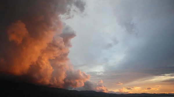 Akşamın altın bulutları Gün batımlarıyla