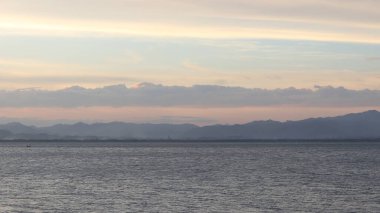 Gölde gün batımı