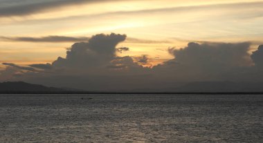 Gölde gün batımı