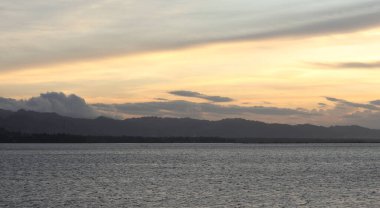 Gölde gün batımı