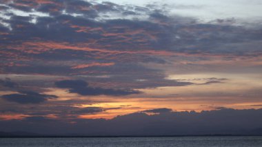 Gölde altın bir gün batımı