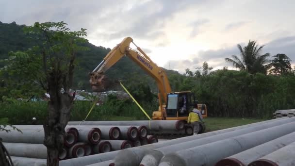 ゴロンタロ インドネシア 2023 建設中の土木や土の爪を行う重機クレーン — ストック動画