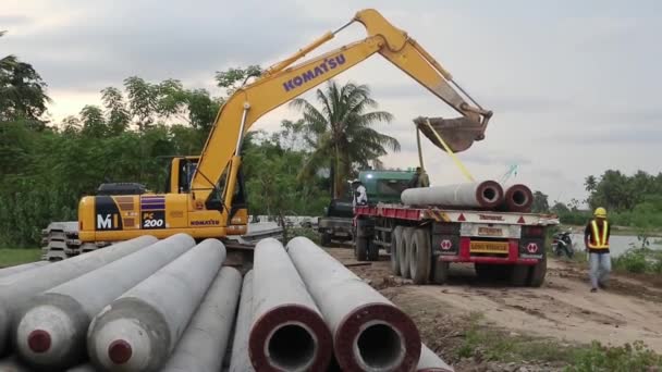Gorontalo Indonesien März 2023 Schwerlastkräne Bei Erdarbeiten Oder Erdnägeln Hochbau — Stockvideo