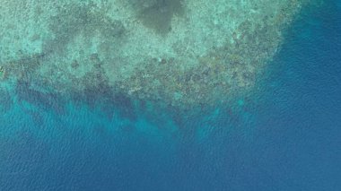 Yaz mevsimi deniz manzarası güzel dalgalar, güneşli bir günde mavi deniz suyu. İHA 'nın üst görüntüsü. Deniz manzarası, inanılmaz tropikal doğa arka planı. Su sıçratan dalgalar ve kumsal kum konseptiyle güzel, parlak deniz.