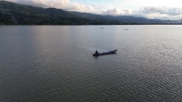 湖の彼のボート上の漁師の空中ビュー — ストック動画
