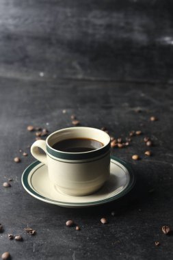 kahve fincanı ve fasulye siyah zemin