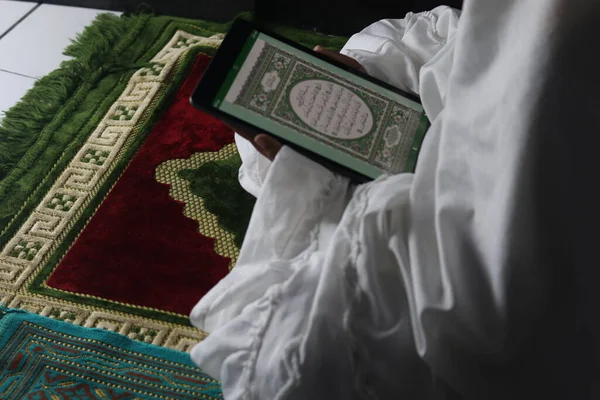 Chica Musulmana Leyendo Corán Electrónico Tableta —  Fotos de Stock