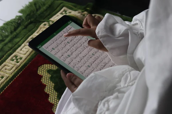 Muslim Girl Reading Electronic Quran Tablet — Stock Photo, Image