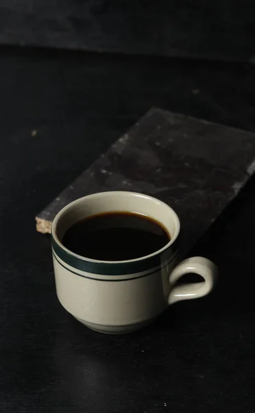 コーヒー カップと黒い背景上の豆 — ストック写真