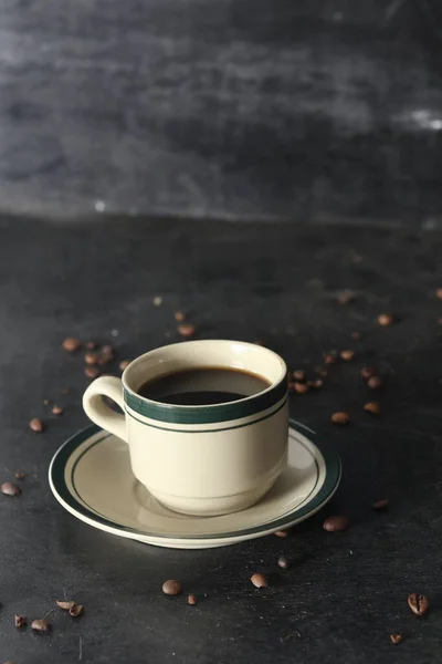 Чашка Кофе Бобы Черном Фоне — стоковое фото