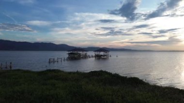 Limboto Gölü 'ndeki terk edilmiş ahşap iskelenin hava manzarası.