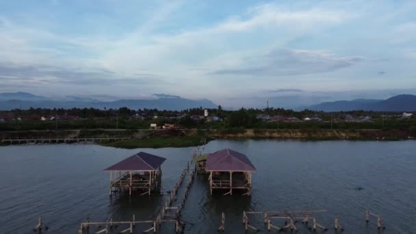 リンボト湖で放棄された木製の桟橋の空中眺望 — ストック動画