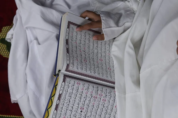 Little Girl Reading Quran Islamic Concept — Stock Photo, Image
