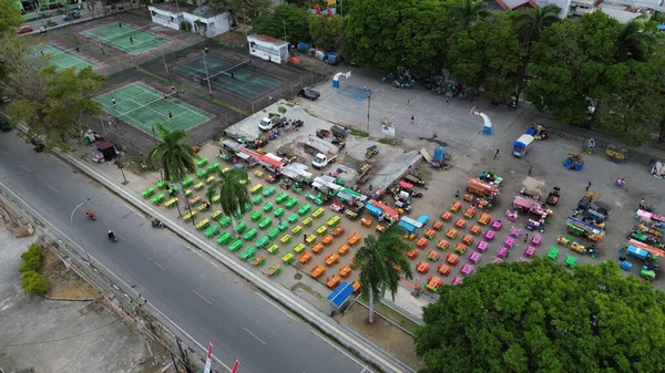戈龙塔罗市游乐园和当地市场的空中景观 在印度尼西亚的戈龙塔罗市 人们在放松 彩色塑料椅子 零售商店 — 图库照片
