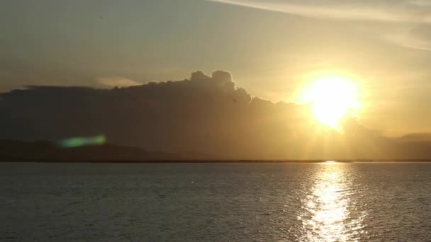พระอาท ตกท สวยงามบนทะเลสาบ — วีดีโอสต็อก