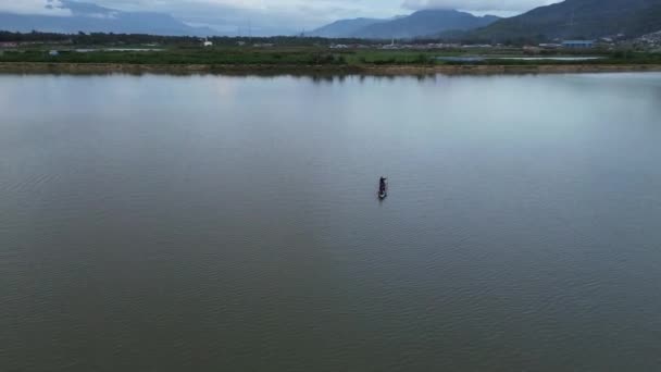 호수에서 자신의 보트에 어부의 — 비디오