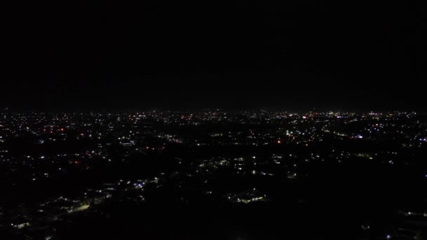 夜のゴロンタロ市内の居住エリアの空中ビュー 夜間の道路 — ストック動画
