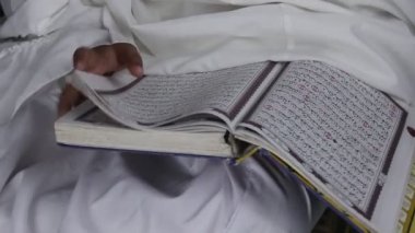 Küçük kız Kuran okuyor. İslam kavramı