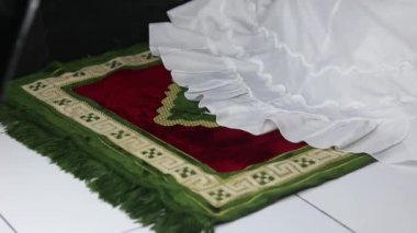 Genç Müslüman Dişi Dua Eden Sujud. Dindar Müslüman genç kız evde dua ediyor.
