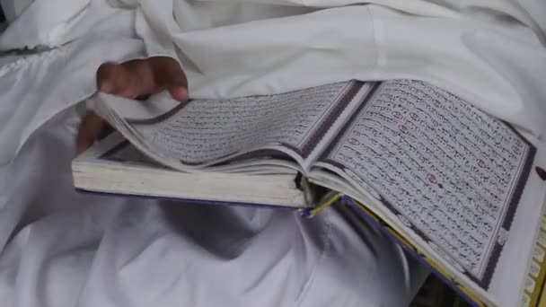 Liten Flicka Som Läser Koranen Islamisk Uppfattning — Stockvideo