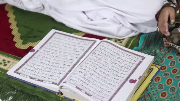 古兰经 的小女孩 伊斯兰概念 — 图库视频影像