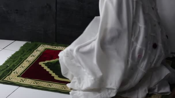 Mladá Muslimka Modlící Sujud Náboženské Muslimské Mladé Dívka Modlí Doma — Stock video