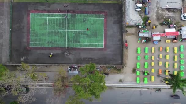 在Gorontalo市公园 人们在露天场地打网球的空中景象 Lapangan Taruna Kota Gorontalo — 图库视频影像