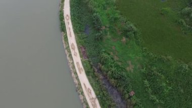 Limboto Gölü 'nün havadan görünüşü ve akşamları yol.