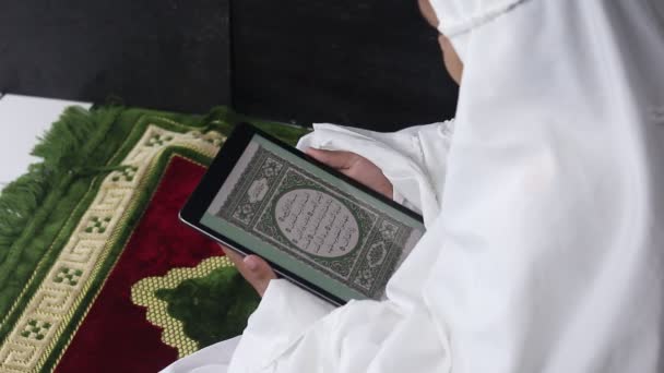 Ragazza Musulmana Che Legge Corano Elettronico Tablet — Video Stock