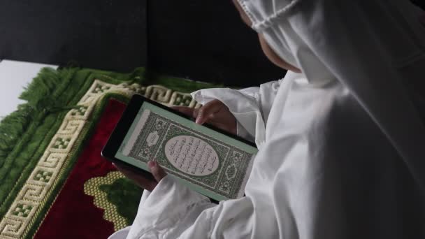 Muselman Flicka Läsa Elektronisk Quran Tablett — Stockvideo