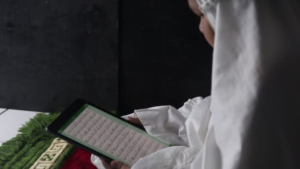 タブレットで電子コーランを読んでいるムスリムの女の子 — ストック動画