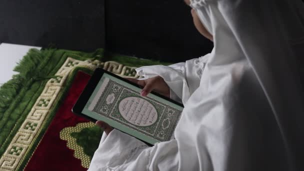 タブレットで電子コーランを読んでいるムスリムの女の子 — ストック動画