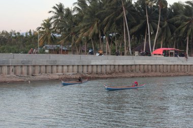 Gorontalo, Endonezya - 19 Ağustos 2023: Lomba balap perahu ya da geleneksel tekne yarışı manzarası. Endonezya 'nın bağımsızlık gününü kutlamak için geleneksel tekne yarışı