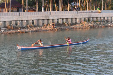 Gorontalo, Endonezya - 19 Ağustos 2023: Lomba balap perahu ya da geleneksel tekne yarışı manzarası. Endonezya 'nın bağımsızlık gününü kutlamak için geleneksel tekne yarışı
