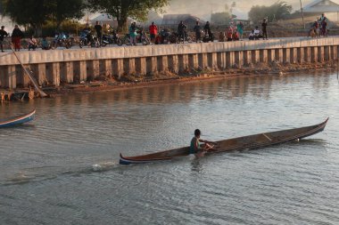 Gorontalo, Endonezya - 19 Ağustos 2023: Lomba balap perahu ya da geleneksel tekne yarışı manzarası. Endonezya 'nın bağımsızlık gününü kutlamak için geleneksel tekne yarışı