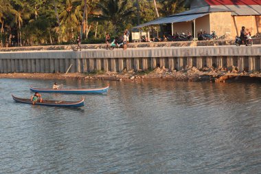 Gorontalo, Endonezya - 19 Ağustos 2023: Lomba balap perahu ya da geleneksel tekne yarışı manzarası. Endonezya 'nın bağımsızlık gününü kutlamak için geleneksel tekne yarışı