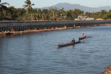 Gorontalo, Endonezya - 19 Ağustos 2023: Lomba balap perahu ya da geleneksel tekne yarışı manzarası. Endonezya 'nın bağımsızlık gününü kutlamak için geleneksel tekne yarışı