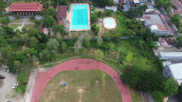 在Gorontalo市的Gor Nani Wartabone 赛马场 足球场或足球场上的一群人 — 图库视频影像