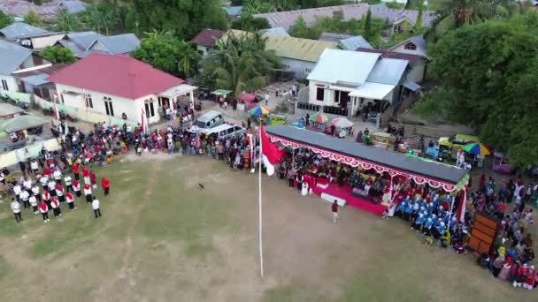 インドネシア ゴロンタロ 2023年8月17日 インドネシアの国旗が村人によって目撃された儀式を下げる空中視界 インドネシア独立記念日 — ストック動画